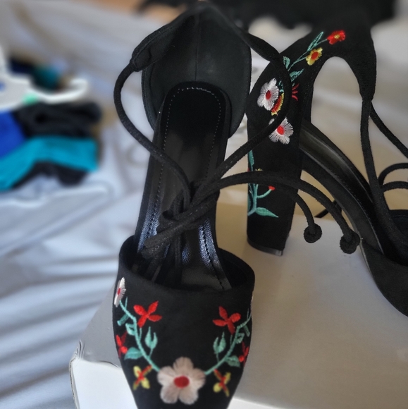 Floral Embroideree Heels - Picture 5 of 7